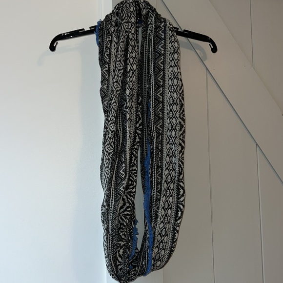 American Eagle Infinity Scarf - Picture 3 of 6
